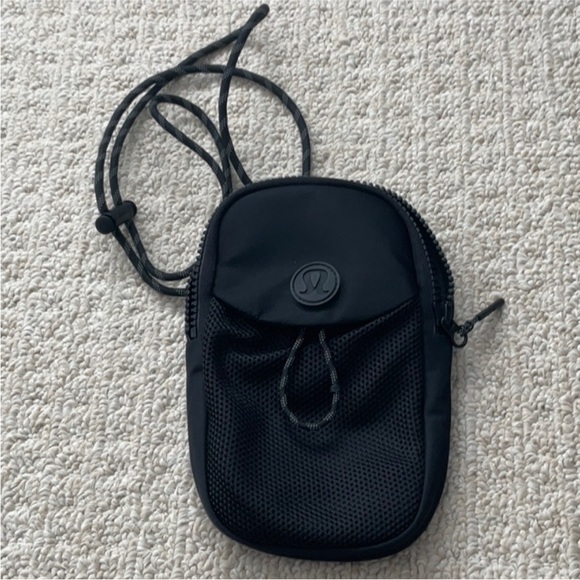 lululemon take it on pouch guc black 4x8 inches - Picture 4 of 4